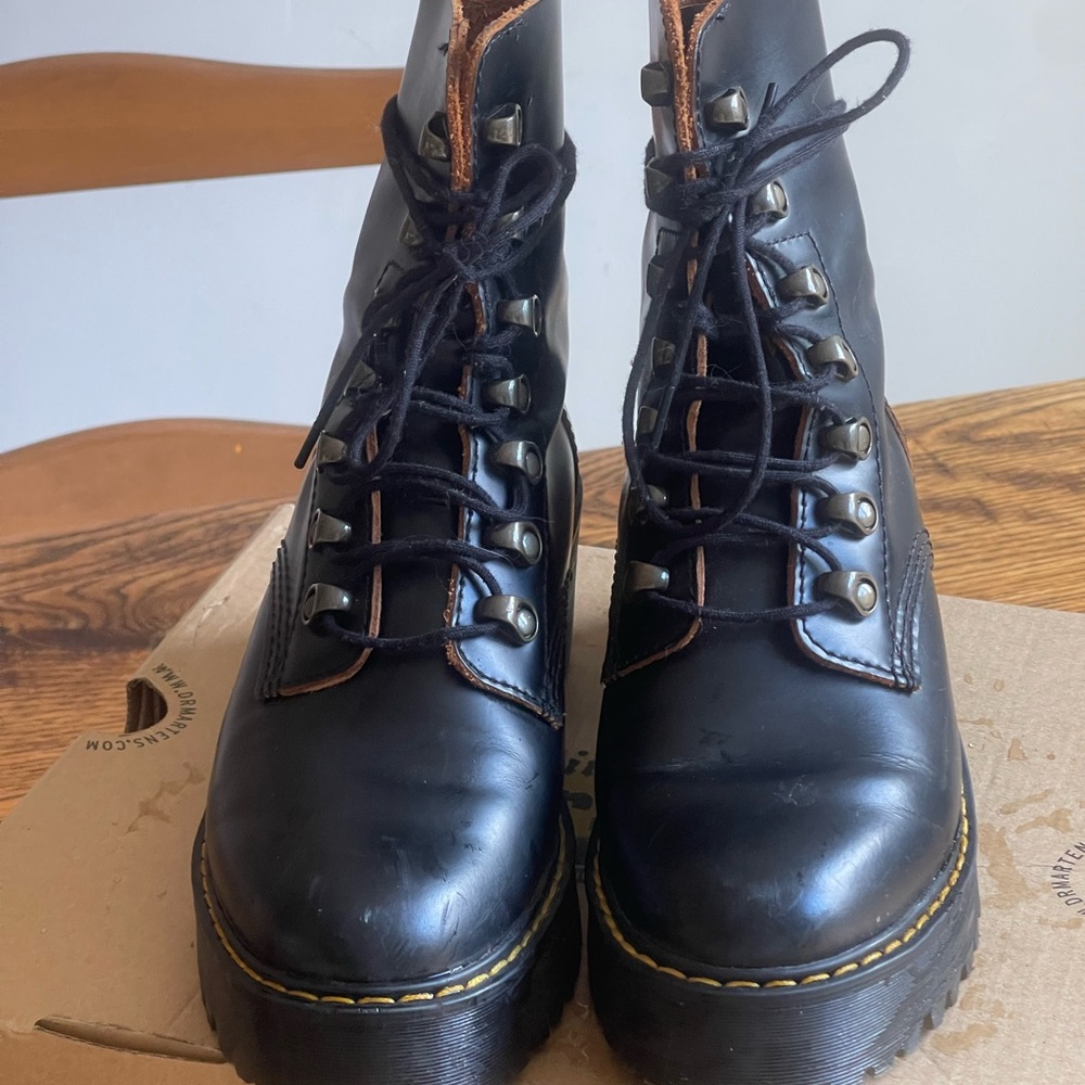 Dr. Martens Leona Boot